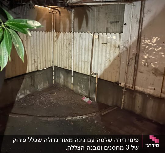 פינה חיצונית עם גדר עץ, צינורות ומיכל צבע על הקרקע
